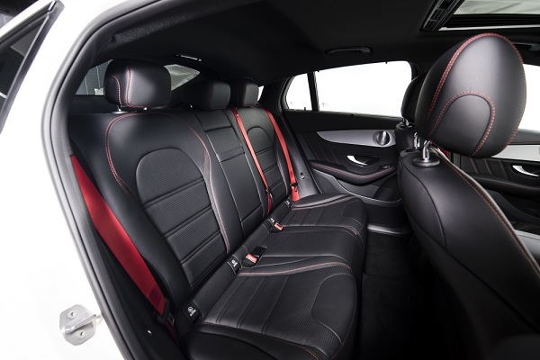 Mercedes-AMG C 43 4MATIC Coupe ภายในออกแบบอย่างหรูหราด้วยหนังหุ้มแบบ  AMG Sport seat สลับกับ DINAMICA microfibre เพิ่มมิติความงามด้วยด้ายสีแดง  แฝงความตื่นตาด้วย  AMG Carbon-fibre  เบาะหนังปรับระดับด้วยระบบไฟฟ้า 