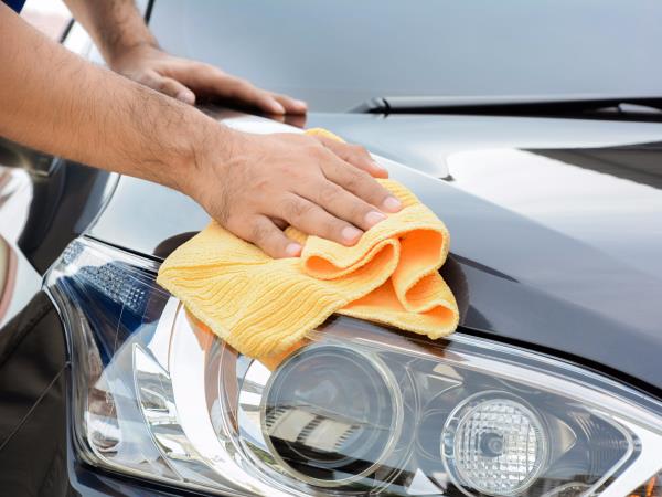 การเช็ดทำความสะอาดหลังล้างรถ