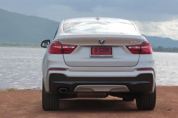 การออกแบบด้านหลังของ BMW X4 xDrive20d M Sport 