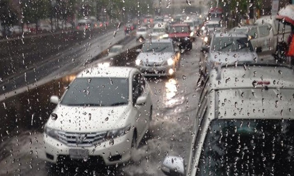 ขับรถในขณะฝนตกอันตรายอย่างไร