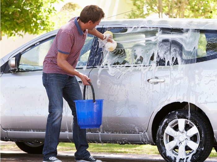 ในการล้างรถเอง ควรล้างในที่ร่ม