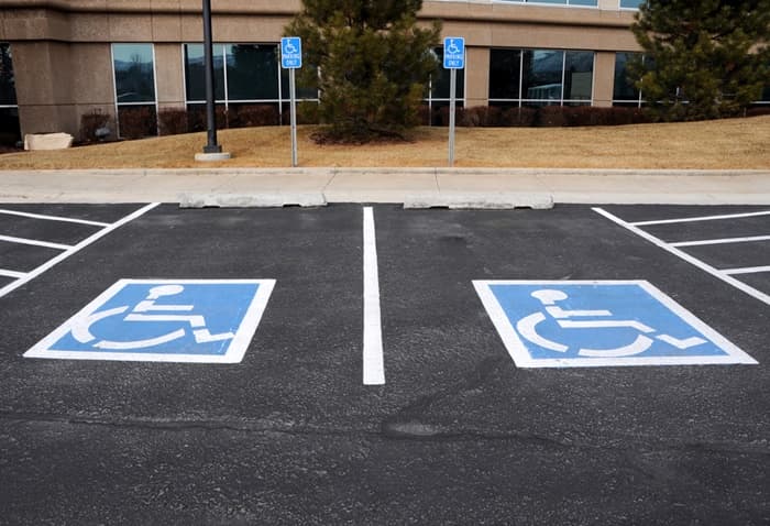 สถานที่สาธารณะต่าง ๆ ต้องมีที่จอดรถผู้พิการ