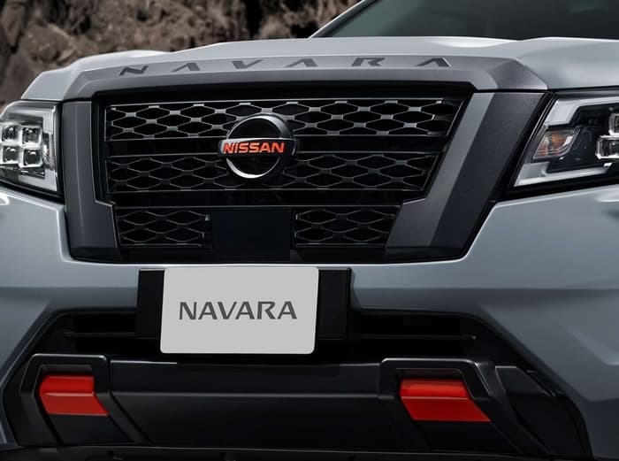 กระจังหน้าแบบ Interlock สีดำดุพร้อม Nissan logo สีส้มแดง