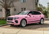 เบนท์ลีย์ มูลินเนอร์ เนรมิต Bentayga เฉดสีพิเศษ Candy Pink พร้อมตัวเลือกอีกกว่า 111 เฉดสีสู่การรังสรรค์ยนตรกรรมในฝันอย่างไร้ขีดจำกัด
