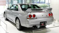 ในสกายไลน์โฉมที่ 8 เป็นรถรุ่นแรกที่ผลิตในประเทศญี่ปุ่นที่มีการผลิตเกียร์อัตโนมัติ 5 สปีดออกขายควบคู่กับเกียร์ธรรมดา - 9