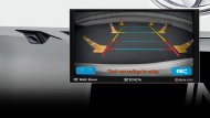 กล้องมองหลังของ Toyota Innova Crysta 2018   มาพร้อมกับฟังก์ชั่นการมองเห็นปรับเปลี่ยนได้ 3 รูปแบบ ที่แม่นยำด้วยเส้นกะระยะแบบปรับตามการหมุนของพวงมาลัย ช่วยให้ถอยจอดได้อย่างมั่นใจและปลอดภัยมากยิ่งขึ้น - 18