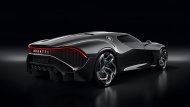โดย Bugatti La Voiture Noire จัดว่าเป็นงาน Bespoke มีเพียงคันเดียวในโลกและเป็นงาน Handcraft ตัวถังเป็นคาร์บอนไฟเบอร์เส้นใยละเอียด (ultra-fine fiber) พ่นสีดำฉ่ำลึกแบบ Deep Black Gloss - 4