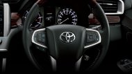 Toyota Innova Crysta ได้รับการติดตั้งพวงมาลัยมัลติฟังก์ชั่นแบบ 3 ก้าน พร้อมปุ่มควบคุมเครื่องเสียงรวมถึงหน้าจอแดชบอร์ดที่พวงมาลัย  - 12
