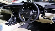 Toyota Camry 2019 ติดตั้งพวงมาลัยมัลติฟังก์ชั่นหุ้มหนังแบบ 3 ก้าน พร้อมระบบควบคุมเครื่องเสียงที่พวงมาลัย และ ปรับตั้งค่าหน้าจอแสดงผลข้อมูลการขับขี่  - 9