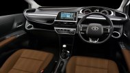 Toyota Sienta ได้รับการตกอต่งภายในด้วยโทนสีดำ คอนโซลหน้าตกแต่งด้วยสีดำคาดด้วยแถบโครเมียม และ มือจับประตูด้านในสีโครเมียม - 9
