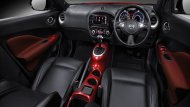 Nissan Juke เพิ่มความสปอร์ตโดนใจจากการตกแต่งภายในด้วยโทนสีแดงเฉพาะในรุ่น 1.6V พร้อมเบาะนั่งหนังแท้สีดำเย็บเก็บตะเข็บด้วยด้ายสีแดงติดตั้งสัญลักษณ์ Juke โดยเบาะนั่งฝั่งคนขับสามารถปรับระดับสูง-ต่ำได้ ส่วนเบาะนั่งด้านหลังปรับพับแบบ 60:40  - 4