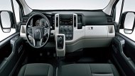 Toyota Hiace 2019 ได้รับการออกแบบห้องโดยสารให้สามารถเพิ่มความผ่อนคลายด้วยเบาะนั่งภายในแบบผ้าเฉดสีทูโทนดำ-เทา เสริมด้วยการติดตั้งแดชบอร์ดแบบลอยตัวรวมถึงเรือนไมล์ที่สามารถแสดงข้อมูลได้อย่างคมชัด - 4