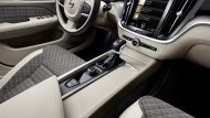 Volvo V60 ติดตั้งพวงมาลัยมัลติฟังก์ชั่นหุ้มหนังแบบสปอร์ต ส่วนระบบปรับอากาศเป็นแบบอัตโนมัติ Clean Zone ปรับแยกอุณหภูมิอิสระ 4 โซนพร้อมปุ่มควบคุมบริเวณคอนโซลหน้า  - 9