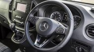 Mercedes-Benz Vito 2019 ได้รับการติดตั้งพวงมาลัยมัลติฟังก์ชั่นหุ้มหนังแท้แบบ 3 ก้านพร้อมสวิตช์ควบคุมระบบเครื่องเสียงที่พวงมาลัย แป้นควบคุมการเปลี่ยนเกียร์ Direct Select Gearshift Paddles ที่สามารถทำการเปลี่ยนเกียร์ได้ถึง 7 จังหวะ  - 6