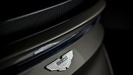 ตราสัญลักษณ์ Aston Martin สไตล์อนุรักษ์ ลงด้วยสีอีนาเมลด้านท้าย - 11