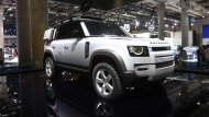  Land Rover Defender 2020 คือการกลับมาของรถยนต์ขับเคลื่อน 4 ล้อ จาก Landrover ประเทศอังกฤษ ถูกเปิดตัวรุ่นใหม่ในงานแฟรงก์เฟิร์ต มอเตอร์ โชว์ 2019  - 1