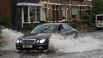 อะไรที่ไม่ควรทำอย่างยิ่งขณะที่ขับรถยามฝนตก