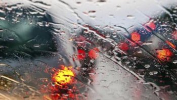 ขับรถขณะฝนตกควรปฏิบัติอย่างไรเพื่อความปลอดภัยและลดอุบัติเหตุ