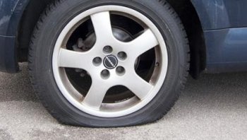 รู้หรือไม่ว่าการจอดรถบนพื้นถนนเรียบเป็นเวลานานๆ มีผลทำให้ยางรถยนต์เสียทรงได้