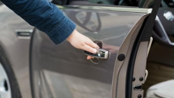 ใครผิดใครถูก ? เมื่อเปิดประตูรถแล้วมอเตอร์ไซค์ขับมาชน