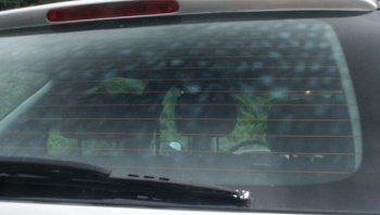 เส้นขีดๆ ยาวๆ ที่ติดอยู่กระจกหลังรถยนต์ คืออะไรคะ? มีไว้เพื่ออะไรคะ?