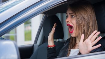 ผู้หญิงต้องรู้ เทคนิคเพื่อความปลอดภัย สำหรับสาวๆ ที่ขับรถคนเดียว