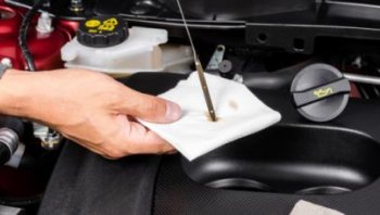 นอกจากการเช็คระยะ ยังมีสัญญาณอะไรบ้างที่ส่งสัญญาณเตือนให้เปลี่ยนถ่ายน้ำมันเครื่องรถยนต์? 