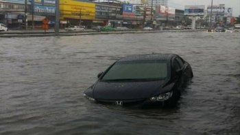 รู้แล้วต้องรอด เทคนิคการเอาตัวรอดจากรถยนต์ตกน้ำ