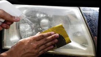 พอดีใช้รถเก๋งอยู่ แล้วโคมไฟหน้ามีสีที่หมองลงคล้ายๆกับสีเหลืองซีดๆ เกิดจากสาเหตุใดคะ แก้ไขยังไง ?