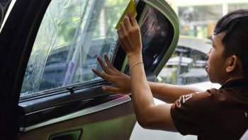 ทำยังไงให้ฟีล์มรถยนต์ติดกับกระจกได้อย่างแนบสนิทและยาวนานครับ ?