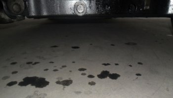 น้ำมันรั่วใต้ท้องรถสัญญาณอันตรายหากไม่ได้รับการแก้ไข