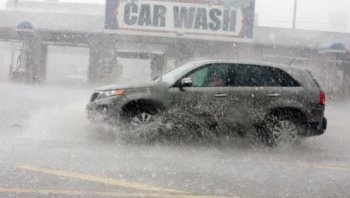 จะทำอย่างไร เมื่อต้องขับรถทั้งที่น้ำท่วมขัง?