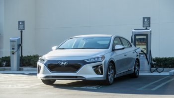 เปรียบเทียบ Hyundai Ioniq Electric 2019 กับ Toyota Prius Hybrid 2019 ใครจะน่าสนใจ