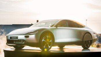 บริษัทสัญชาติดัตช์ บุกเบิกรถยนต์พลังงานแสงอาทิตย์ระยะไกลคันแรกของโลก