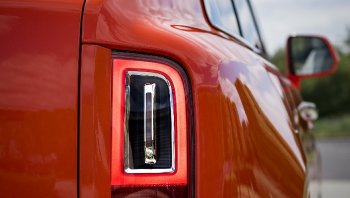 Rolls-Royce Cullinan ถูกเรียกคืนในสหรัฐฯ หลังพบไฟท้ายส่องสว่างไม่เพียงพอ