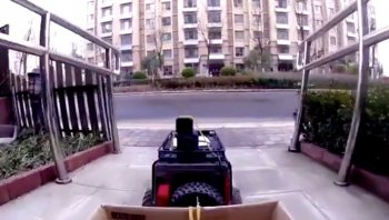 สาวจีนสุดจีเนียส ใช้รถบังคับซื้ออาหาร เพราะหวั่นไวรัสโคโรนา