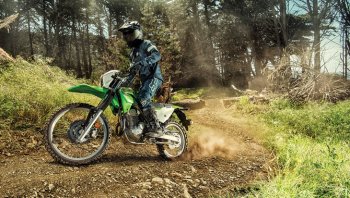 2020 Kawasaki KLX230 คู่หูในอุดมคติสำหรับสายฝุ่น