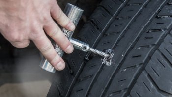 วิธีปะยางรถยนต์ แบบสตรีมและใยไหม ต่างกันอย่างไร ?