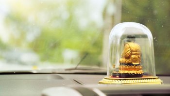 รวม 5 คาถาเชิญพระขึ้นรถ สำหรับคนออกรถใหม่ป้ายแดงต้องรู้ !