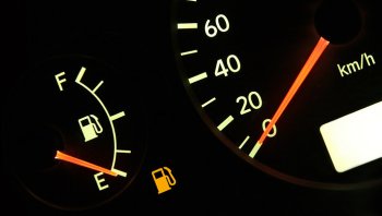 ไขข้อข้องใจ ไฟเตือนน้ำมันหมด สามารถขับต่อไปได้อีกกี่กิโลเมตร