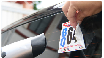 วิธีลอกสติ๊กเกอร์ ติดรถออก ทำอย่างไรให้ไม่เป็นคราบ