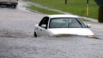 น้ำท่วมรถ ควรทำอย่างไรดี