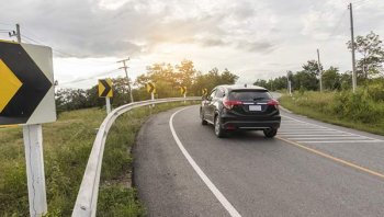 เทคนิคการขับรถไฟฟ้าเวลาลงเขา ทำอย่างไรให้ปลอดภัย