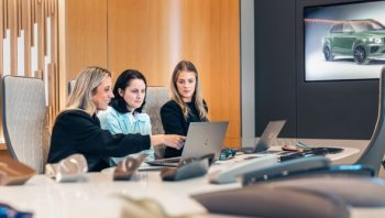 เบนท์ลีย์ มอเตอร์ส เผยโฉม Bentayga 3 รุ่นออกแบบพิเศษ เฉลิมฉลองวันสตรีสากล