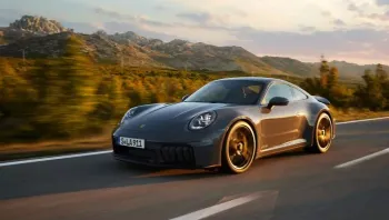 911 คาร์เรร่า จีทีเอส และ 911 คาร์เรร่า ใหม่ (New 911 Carrera GTS and 911 Carrera)  เครื่องยนต์ ที-ไฮบริด (T-Hybrid) ที่มาพร้อมกับสมรรถนะที่เหนือกว่า