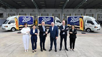 “บู๊ทส์ ประเทศไทย” ผนึก “ดีเอชแอล ซัพพลายเชน ประเทศไทย” ส่งทัพรถขนส่งพลังงานไฟฟ้า EV 100% ตั้งเป้าลดคาร์บอน 74 เมตริกตันต่อปี