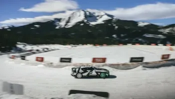 เบนท์ลีย์ มอเตอร์ส โชว์สมรรถนะ Continental GT Supersports กลางหิมะ พร้อมเปิดตัว Bentayga X Concept ในงาน FAT Ice Race