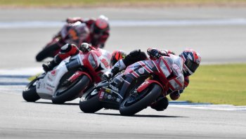 นักบิด "เอ.พี.ฮอนด้า" เก็บแต้มโฮมเรซถ้วนหน้า มอบเป็นของขวัญฉลองวันคล้ายวันเกิดให้ผู้ช่วยโค้ช "ฟิล์ม"รัฐภาคย์ วิไลโรจน์ ท่ามกลางแฟนๆ มอเตอร์สปอร์ต ที่บุรีรัมย์