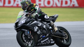 “ติ๊งโน้ต-ฐิติพงศ์” บิดฝ่าฝนผงาดซิวแชมป์ บีอาร์ไอซี ซูเปอร์ไบค์ 2017