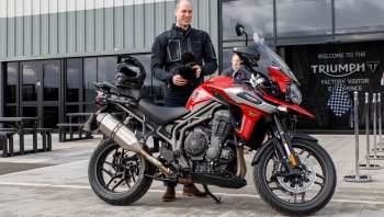 “เจ้าชายวิลเลี่ยม ดยุคแห่งเคมบริดจ์”  ทรงเยี่ยมชมสำนักงานใหญ่ “ไทรอัมพ์ มอเตอร์ไซเคิลส์” ประเทศอังกฤษ